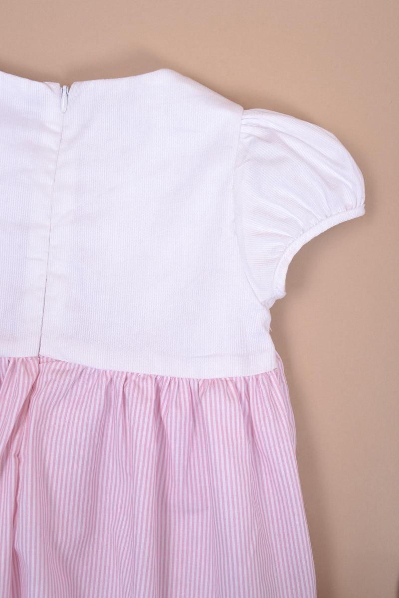 Festony, balloon-sleeved dress top in scalloped white cotton piqué, smocked bottom and embroidered at the waist in 1mm pink and white stripes