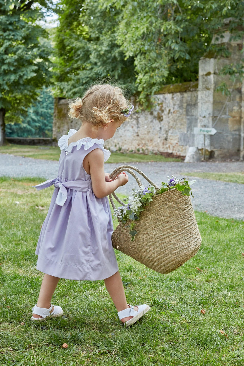 Gaura, robe sans manche, col volanté et smocké en popeline blanche, robe en popeline lilas