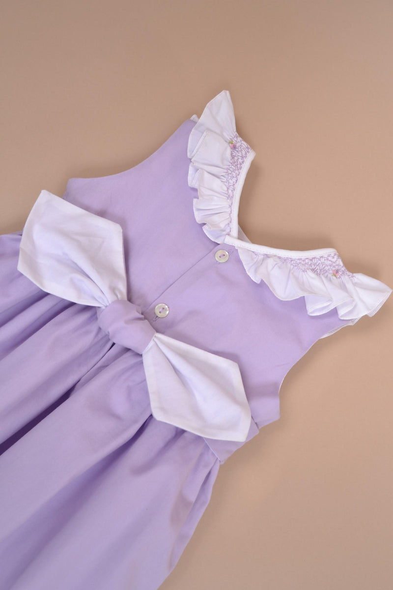 Gaura, robe sans manche, col volanté et smocké en popeline blanche, robe en popeline lilas