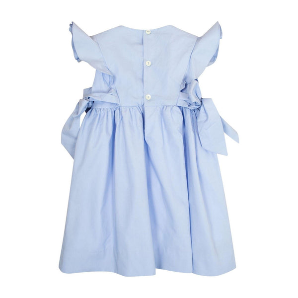 Lewisia, robe manches papillons, col rond, buste entièrement smocké, nœuds bicolores sur les côtés, en coton bio bleuet - dress with butterfly sleeves, round neck, fully smocked bust, bows on the sides, in cornflower blue organic cotton