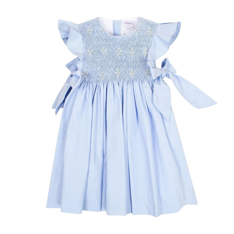 Lewisia, robe manches papillons, col rond, buste entièrement smocké, nœuds bicolores sur les côtés, en coton bio bleuet - dress with butterfly sleeves, round neck, fully smocked bust, bows on the sides, in cornflower blue organic cotton