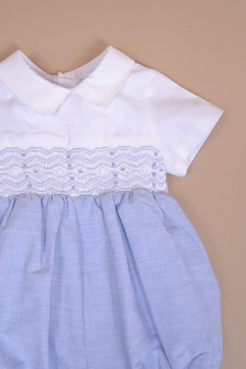 Macadamia,barboteuse manches courtes, col macmilan, haut en popeline blanche, smockée à la taille, bas en rayures bleues et blanches 1mm-short-sleeved romper, macmilan collar, top in white poplin, smocked at the waist, bottom in 1mm blue and white stripes