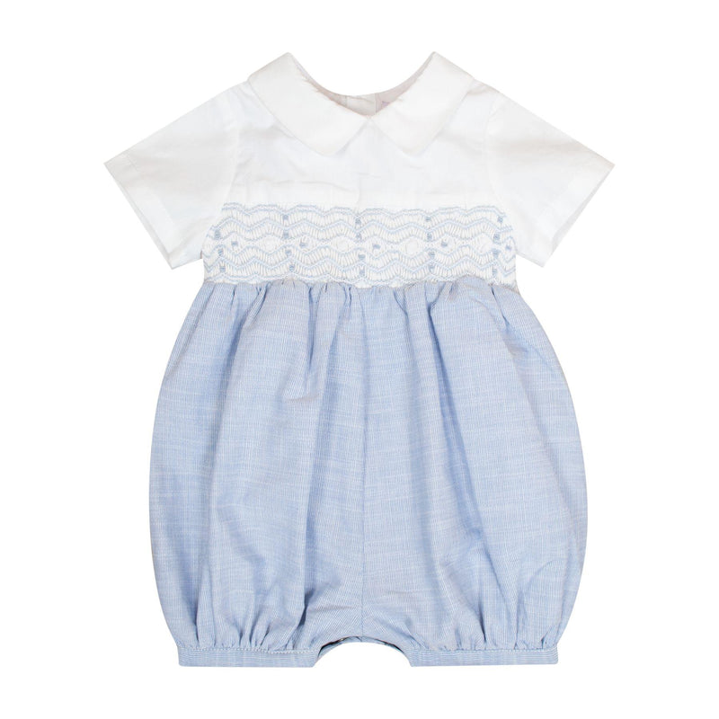 Macadamia,barboteuse manches courtes, col macmilan, haut en popeline blanche, smockée à la taille, bas en rayures bleues et blanches 1mm-short-sleeved romper, macmilan collar, top in white poplin, smocked at the waist, bottom in 1mm blue and white stripes