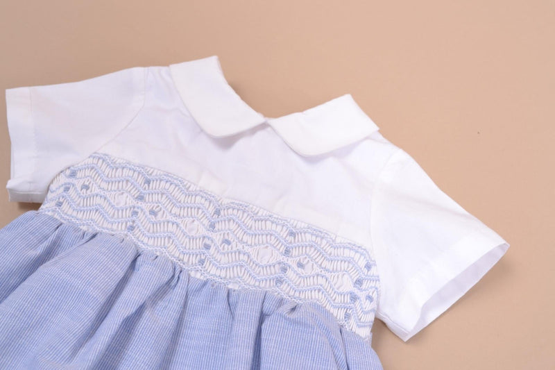 Macadamia,barboteuse manches courtes, col macmilan, haut en popeline blanche, smockée à la taille, bas en rayures bleues et blanches 1mm-short-sleeved romper, macmilan collar, top in white poplin, smocked at the waist, bottom in 1mm blue and white stripes