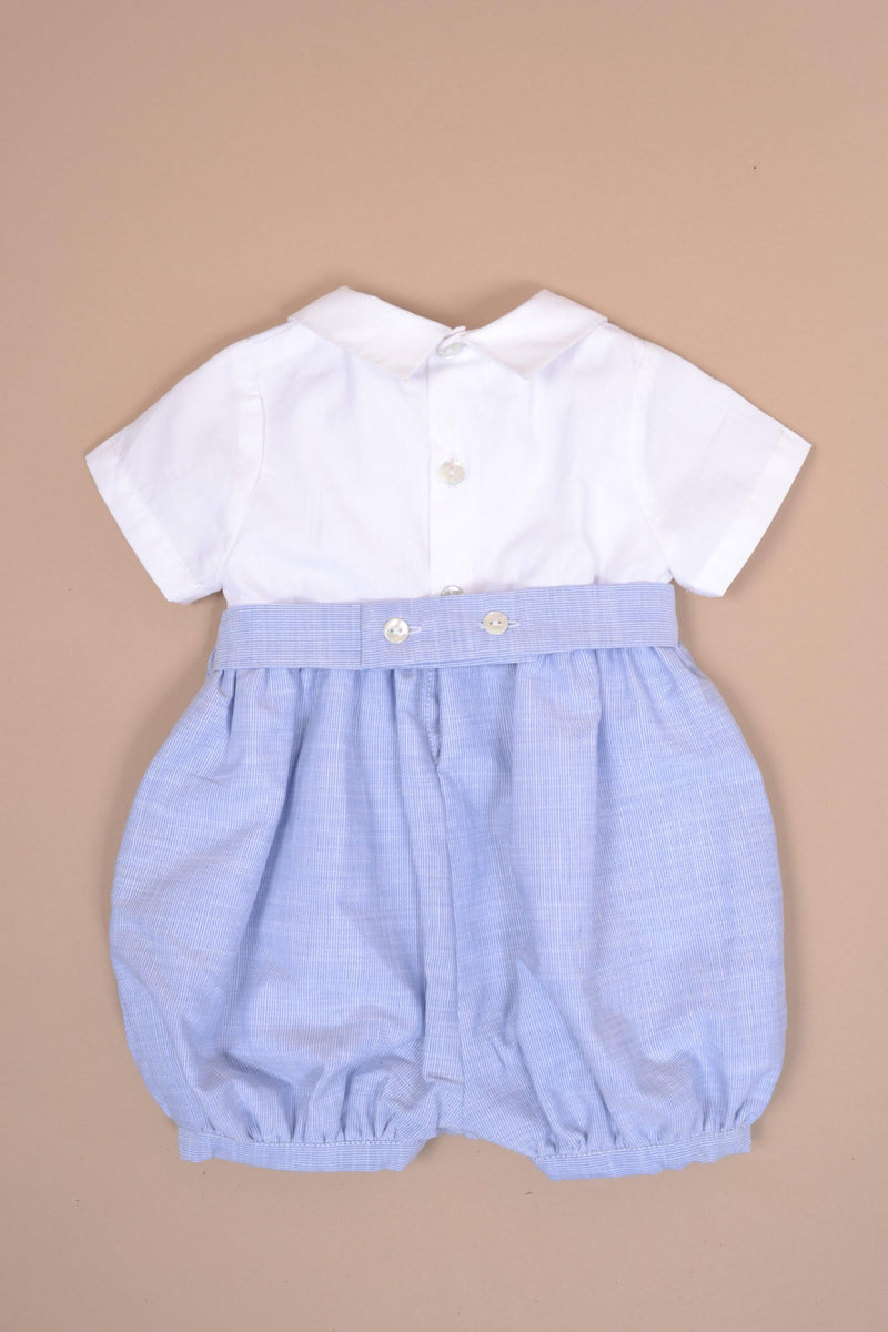 Macadamia,barboteuse manches courtes, col macmilan, haut en popeline blanche, smockée à la taille, bas en rayures bleues et blanches 1mm-short-sleeved romper, macmilan collar, top in white poplin, smocked at the waist, bottom in 1mm blue and white stripes