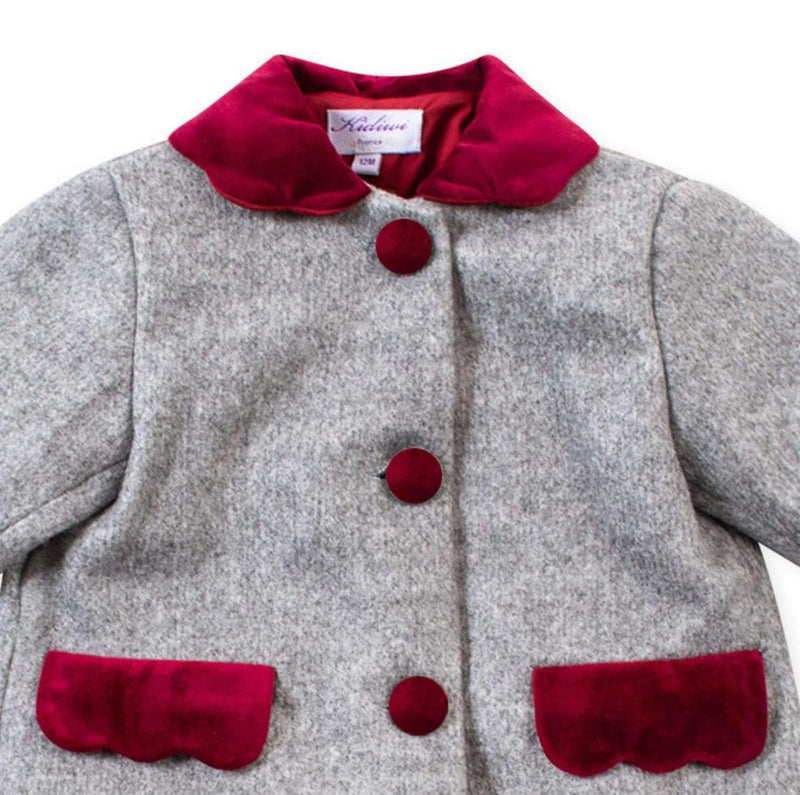 Manteau en laine grise et détails en velours bordeaux