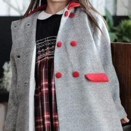 Manteau en laine grise et détails en velours rouge