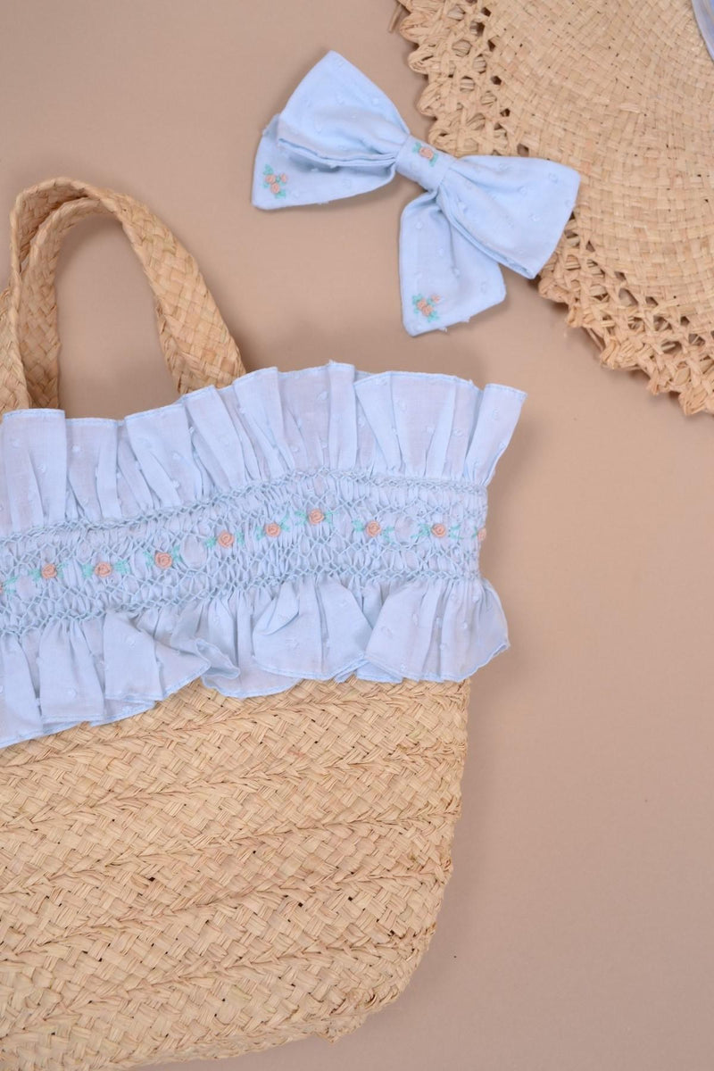 Penelope, Sac en raphia avec volants smockés, en plumetis bleu - raffia bag with  handsmocked ruffles, in  blue plumetis