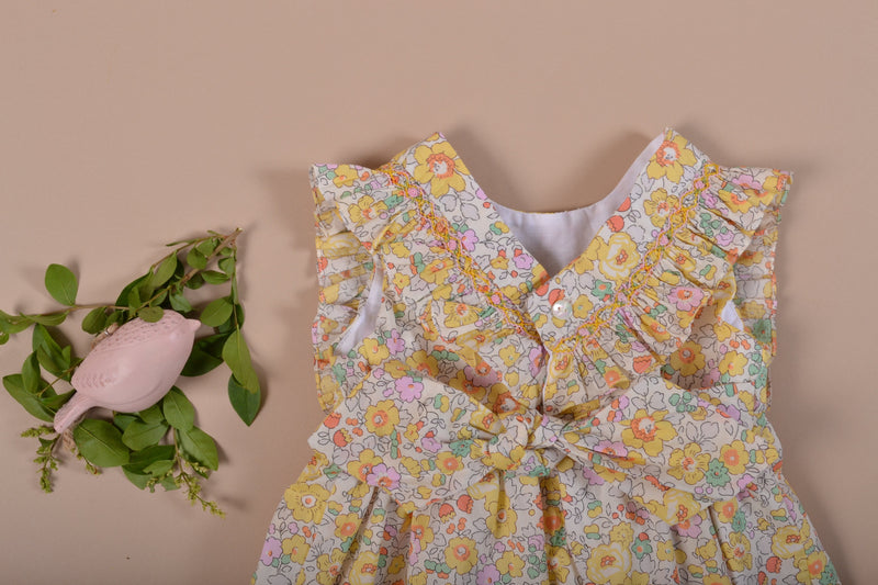 Robe à volants smockés, dos V, Liberty Betsy soleil rose