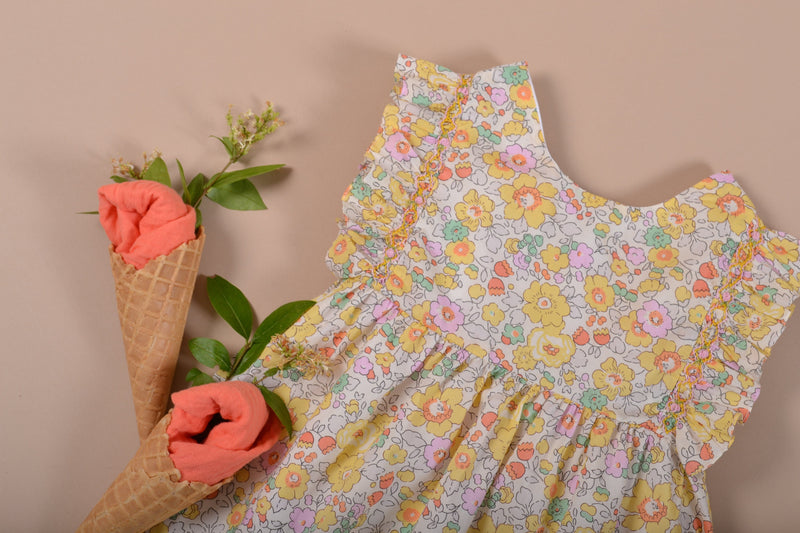 Robe à volants smockés, dos V, Liberty Betsy soleil rose