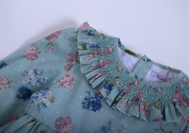 Robe imprimée en plumetis, col et poignets smockés