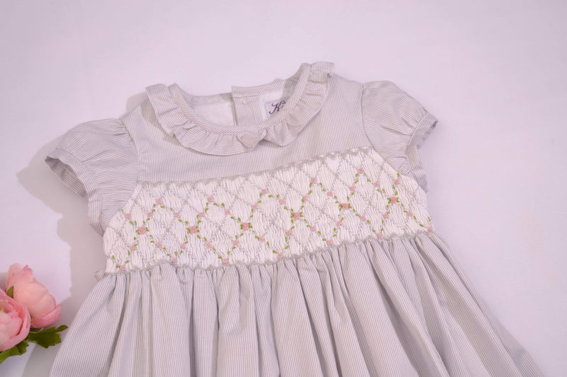 Robe smockée à fines rayures grises