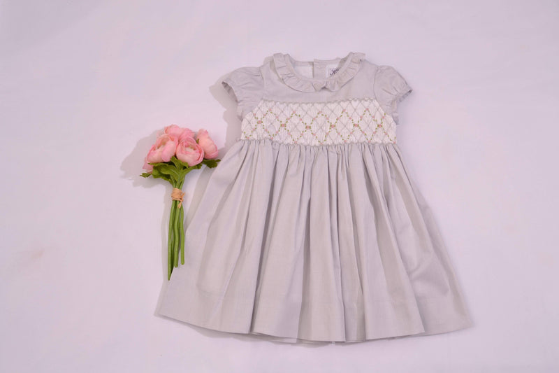 Robe smockée à fines rayures grises