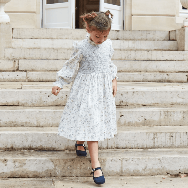 Robe bébé fille bleue imprimée de petites fleurs jaunes et blanches