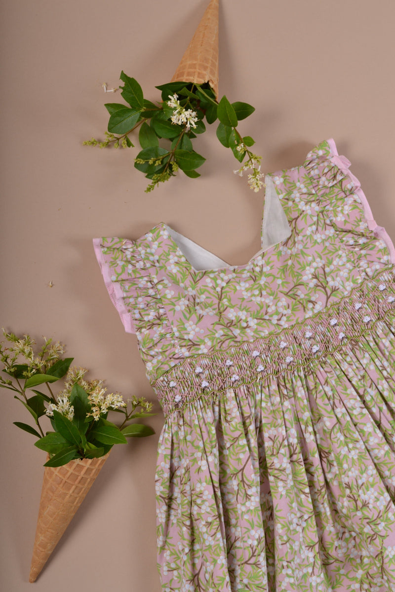 Robe smockée à la taille, volants côté, dos V, Imprimé rose fleurs de cotons