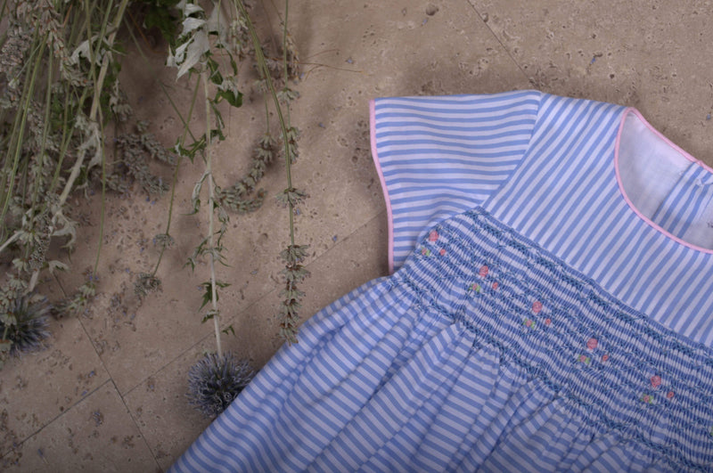 Robe smockée rayées bleu avec passpoil rose