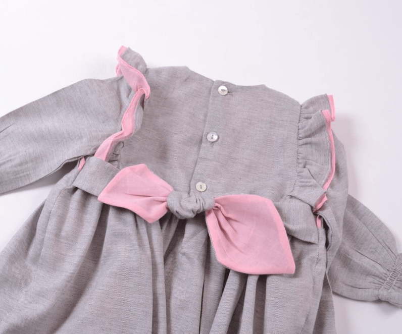 Robe smockée rose à plastron volanté en viyella gris clair