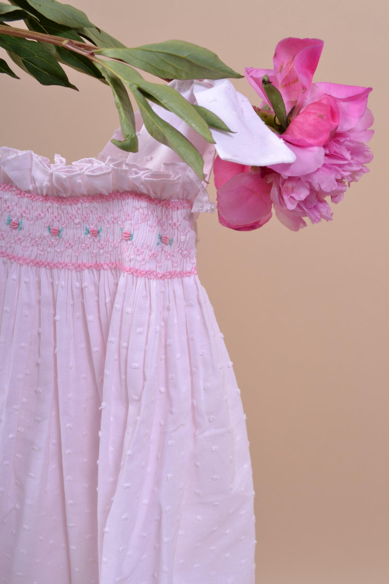 Sarriette, robe à bretelle ajustable noeuds, taille smockée, en plumetis baby rose - dress with adjustable bow straps, smocked waist, in baby pink plumetis