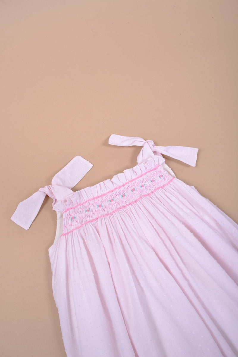 Sarriette, robe à bretelle ajustable noeuds, taille smockée, en plumetis baby rose - dress with adjustable bow straps, smocked waist, in baby pink plumetis