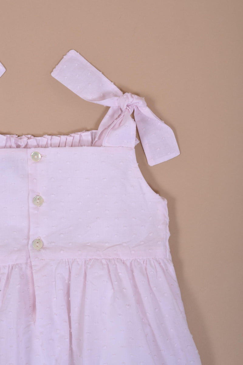 Sarriette, robe à bretelle ajustable noeuds, taille smockée, en plumetis baby rose - dress with adjustable bow straps, smocked waist, in baby pink plumetis