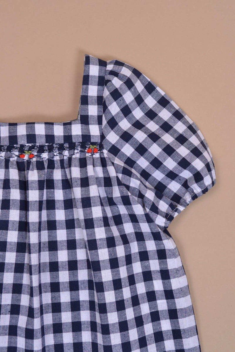 Valériane, blouse fille manches courtes bouffantes, encolure carrée, petit smock, en vichy marine 10mm - Girl's blouse with short puffed sleeves, square neckline, small smock, in navy gingham 10mm